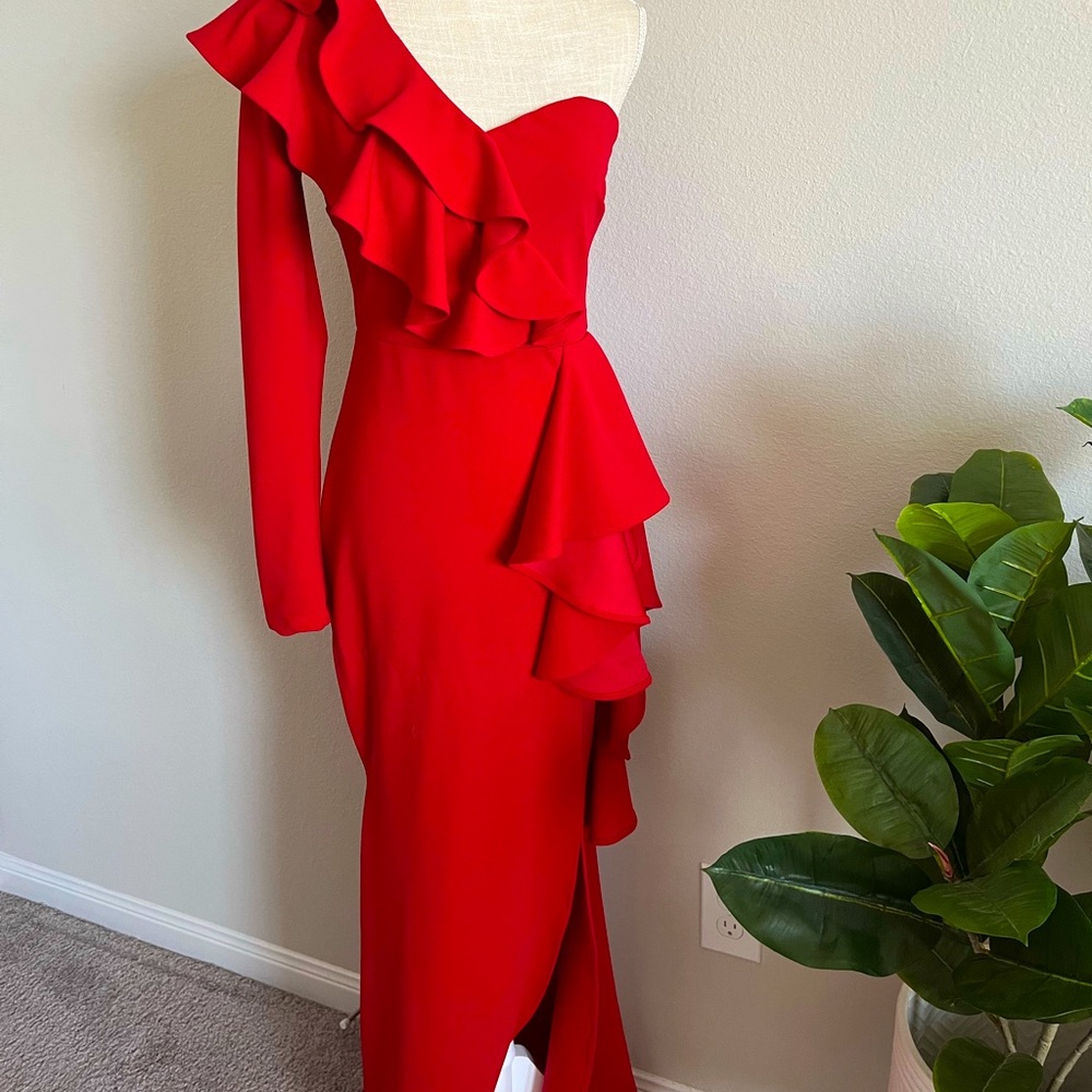 Formal red dress with a slit on the right leg